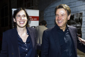La legge elettorale costringe Schlein e Conte a insultarsi per lo scettro di leader