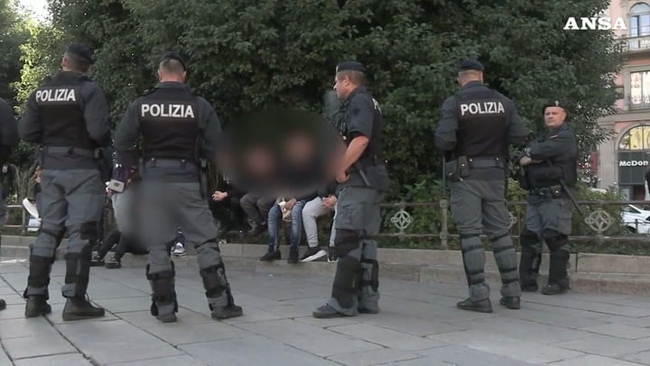 Controlli a tappeto in piazza Duomo dopo i disordini. Salvini: «Grazie alle forze dell’ordine»