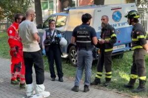 I soccorsi intervenuti per l'incendio in un appartamento di via Demonte a Milano