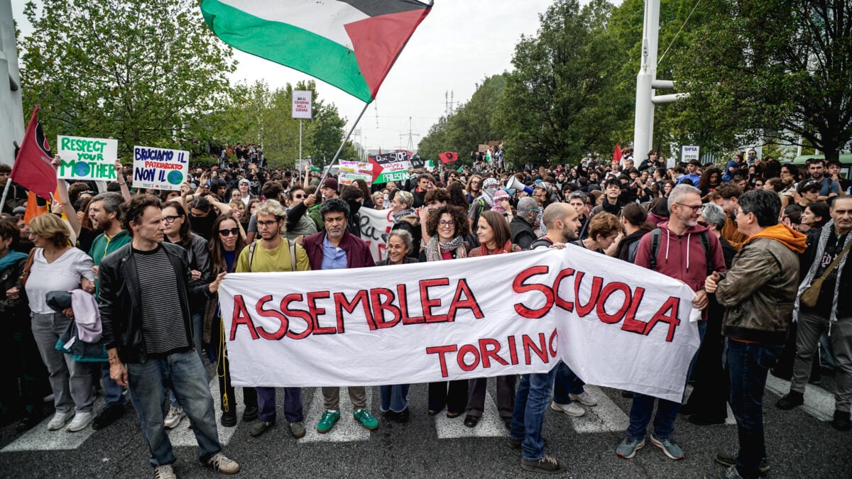 Insegnanti e studenti partecipano a una manifestazione a Torino il 16 ottobre 2026