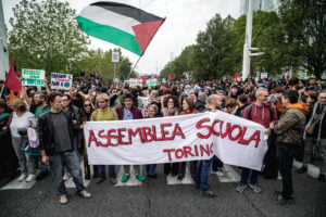Insegnanti e studenti partecipano a una manifestazione a Torino il 16 ottobre 2026