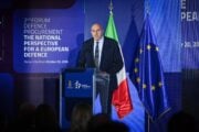 Crosetto parla di guerra ibrida ed evoca i cinesi