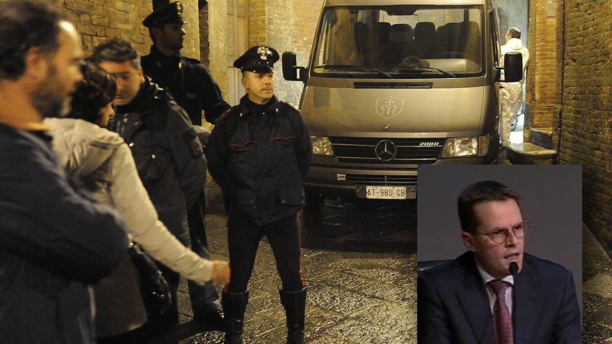 Fotografia di un vicolo di notte con un furgone grigio della polizia mortuaria, agenti dei Carabinieri e della Polizia in presidio, persone presenti sul luogo e in basso a destra un riquadro con il ritratto di David Rossi con occhiali e cravatta.