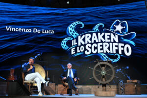 Matteo Renzi e Vincenzo De Luca sul palco della Leopolda a Firenze