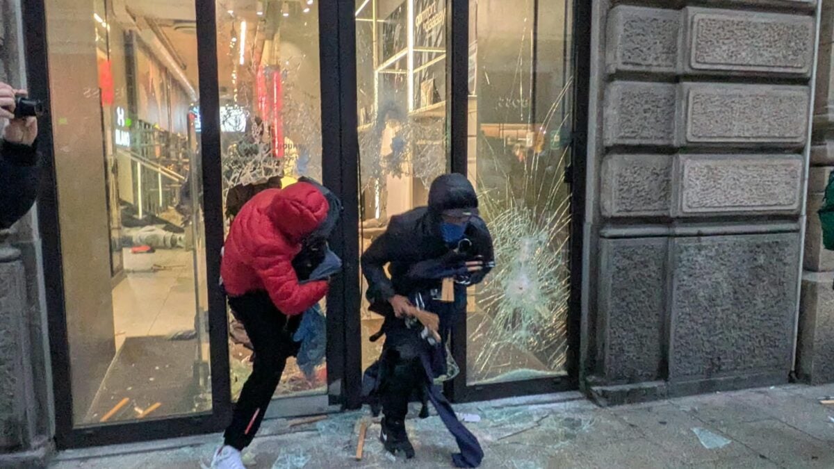 Vetrine infrante di un negozio Levi’s in piazza Cordusio a Milano durante i disordini del 18 ottobre 2026