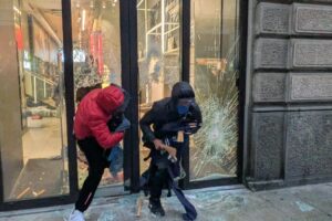Vetrine infrante di un negozio Levi’s in piazza Cordusio a Milano durante i disordini del 18 ottobre 2026