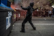 Botte, insulti, foto della Meloni al rogo: le piazze che piacciono ai progressisti