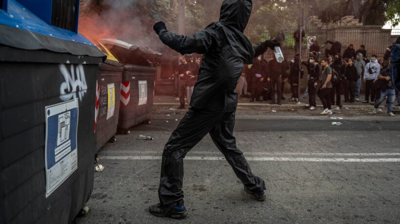 Botte, insulti, foto della Meloni al rogo: le piazze che piacciono ai progressisti