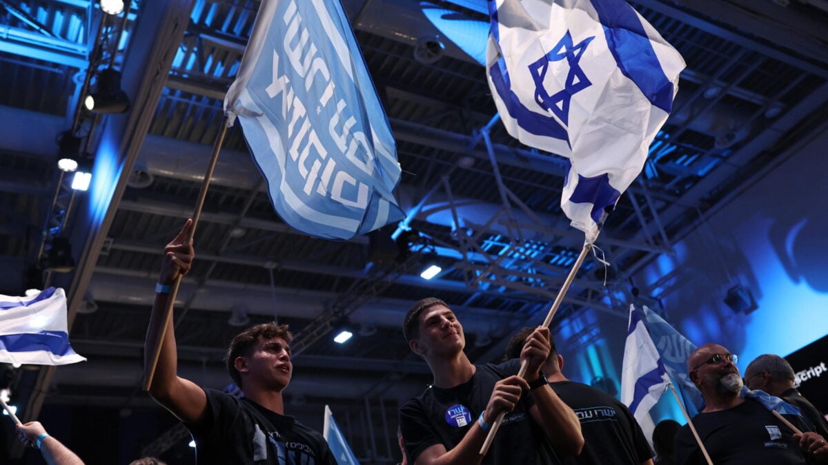 Sostenitori del partito Yashar di Gadi Eisenkot reagiscono ai primi exit poll delle elezioni israeliane a Tel Aviv