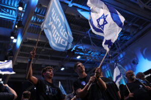 Sostenitori del partito Yashar di Gadi Eisenkot reagiscono ai primi exit poll delle elezioni israeliane a Tel Aviv