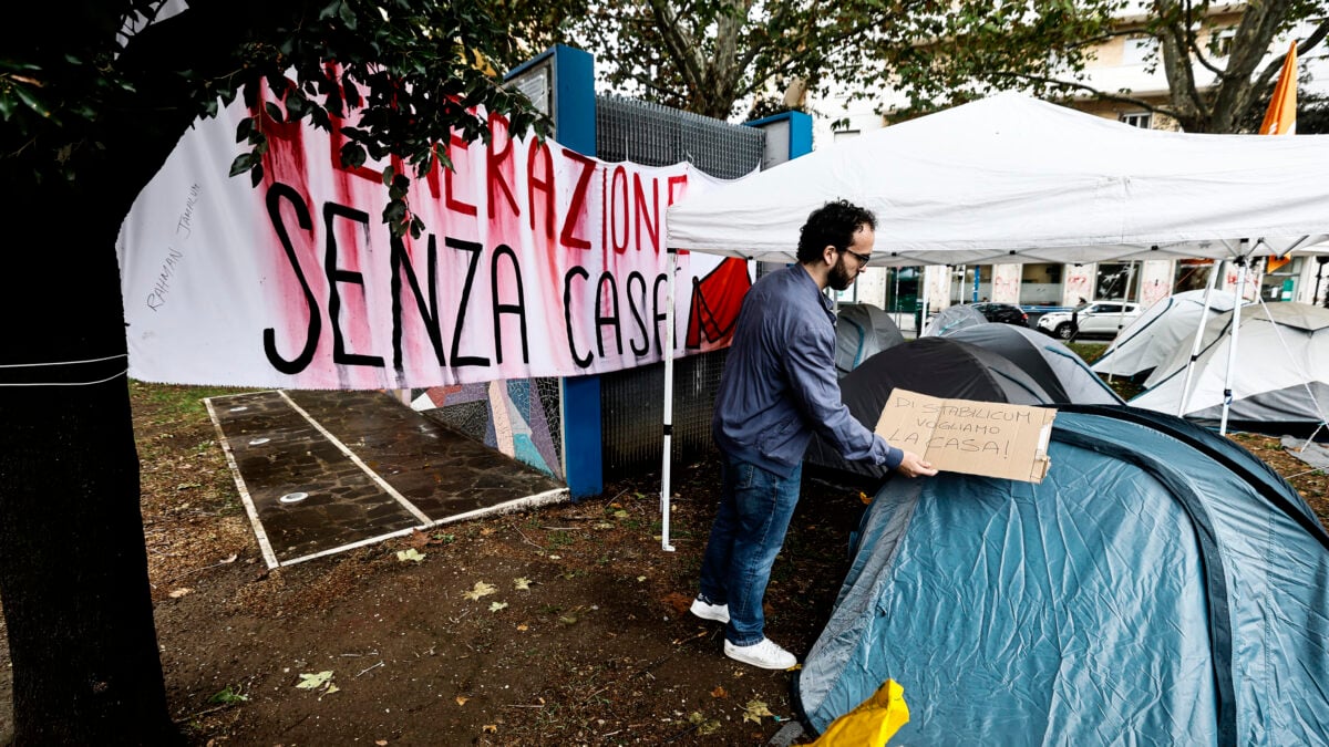 Giovani del Pd protestano con tende in piazza Bologna a Roma contro l’emergenza abitativa