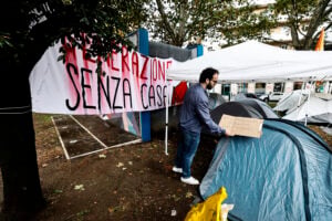 Giovani del Pd protestano con tende in piazza Bologna a Roma contro l’emergenza abitativa