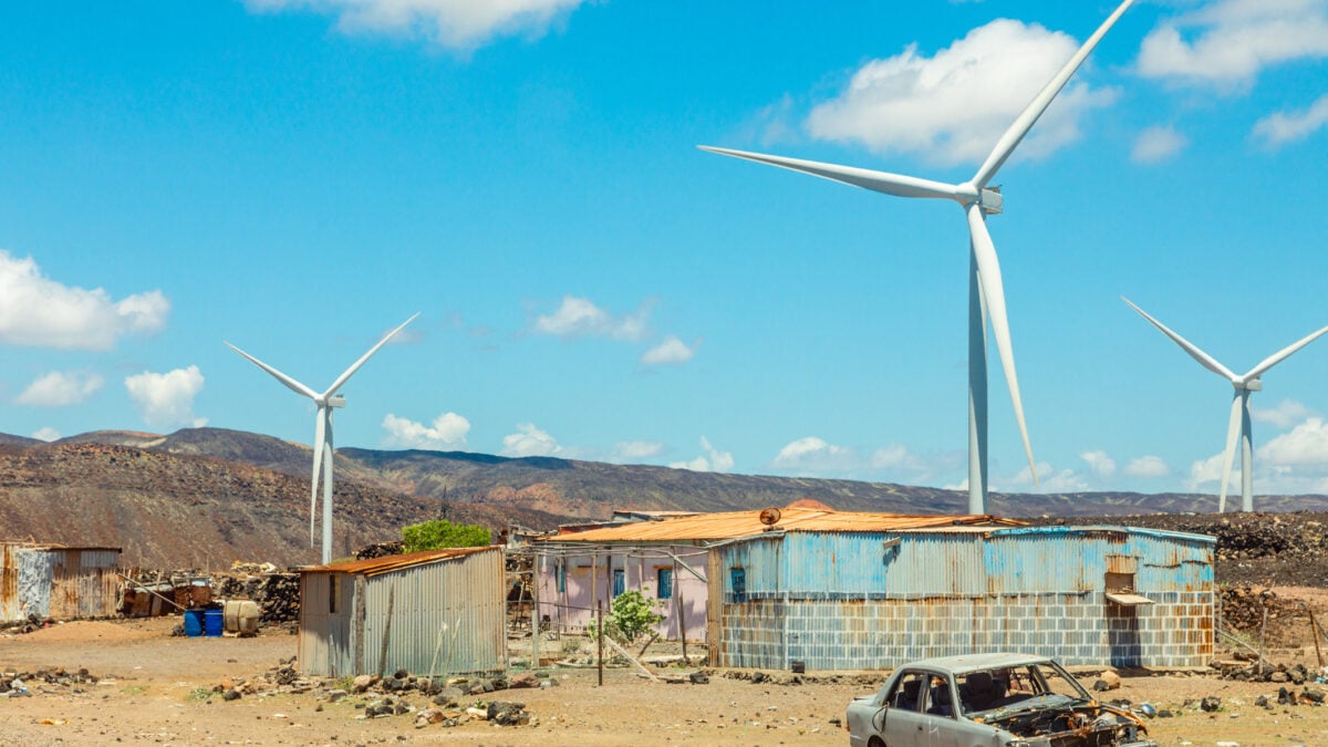 Turbine eoliche sullo sfondo di un villaggio a Gibuti