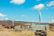 Turbine eoliche sullo sfondo di un villaggio a Gibuti