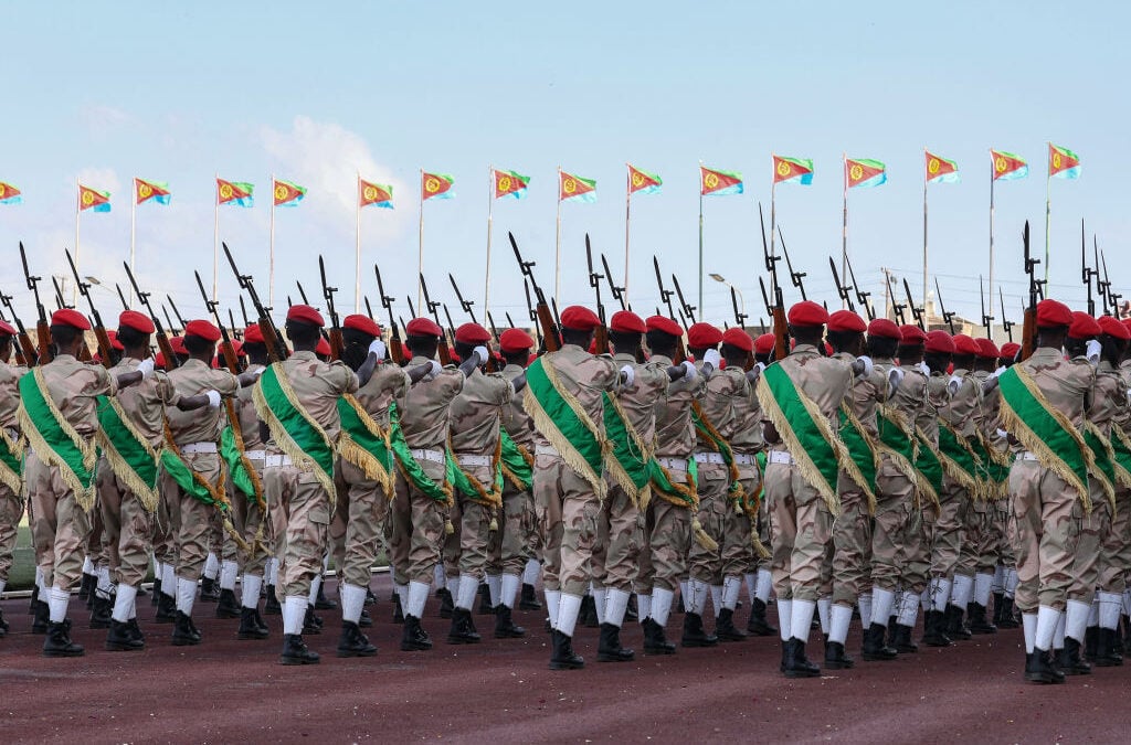 Militari delle forze armate eritree durante la celebrazione dell’indipendenza ad Asmara