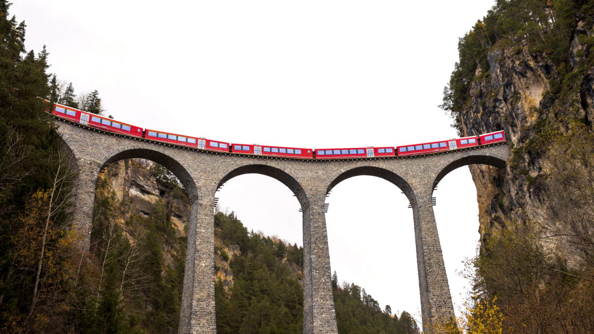 Ferrovia dell’Albula, un’avventura epica tra le Alpi elvetiche e i suoi viadotti