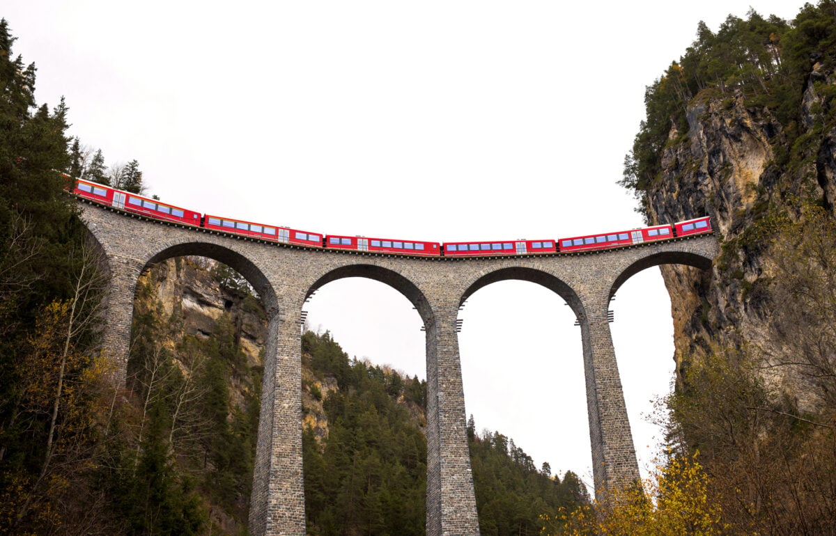 Ferrovia dell’Albula, un’avventura epica tra le Alpi elvetiche e i suoi viadotti