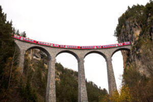 Ferrovia dell’Albula, un’avventura epica tra le Alpi elvetiche e i suoi viadotti