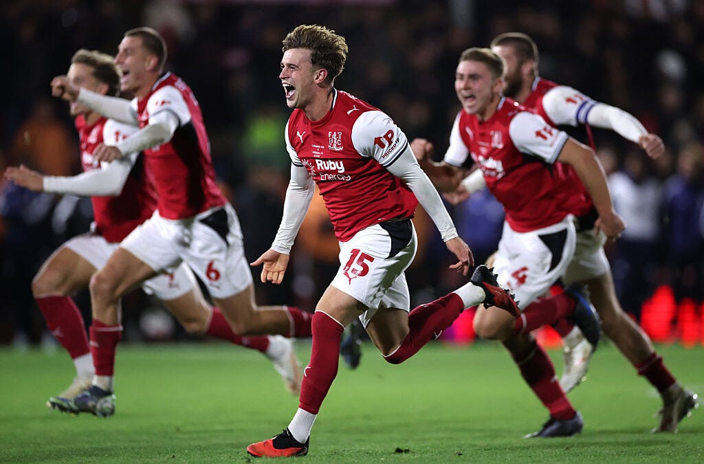 Adam Murphy festeggia con i compagni del Fleetwood Town dopo aver eliminato l'Arsenal ai rigori