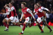 Adam Murphy festeggia con i compagni del Fleetwood Town dopo aver eliminato l'Arsenal ai rigori