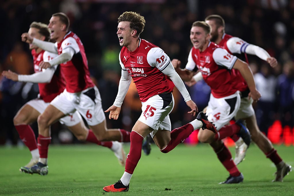 Adam Murphy festeggia con i compagni del Fleetwood Town dopo aver eliminato l'Arsenal ai rigori