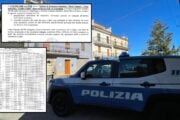 Fotografia della casa di Pietracatella legata alle indagini sulla morte di madre e figlia, sovrapposta a un documento ufficiale della Polizia di Stato datato 9 ottobre 2026 riguardante perquisizioni informatiche all'Istituto Mario Pagano di Riccia