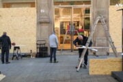 Milano, negozi chiusi e vetrine blindate: paura prima dei cortei