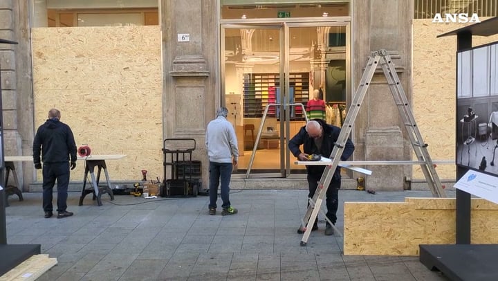 Milano, negozi chiusi e vetrine blindate: paura prima dei cortei