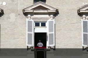 Papa Leone XIV durante l'Angelus domenicale in Piazza San Pietro