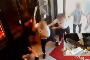 Fotogramma di una telecamera di sicurezza che mostra una colluttazione all'interno di un locale, con un uomo che solleva una grande lama per aggredire una persona a terra; in basso a destra è presente un riquadro con la foto del machete sporco di sangue