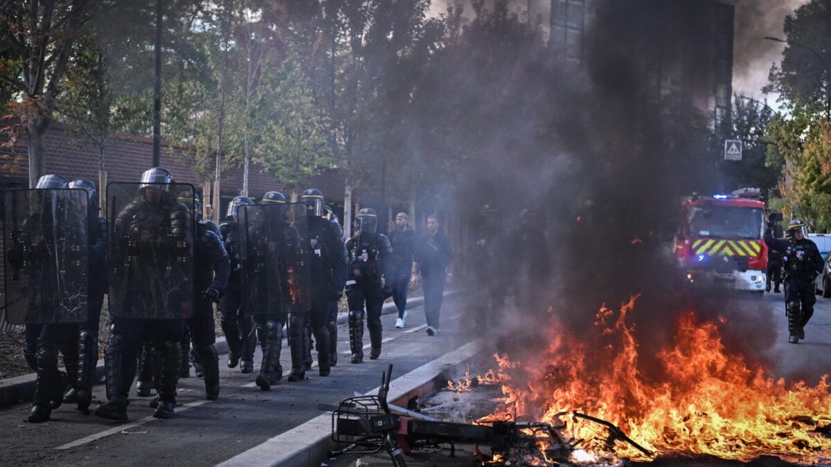 Polizia antisommossa e manifestanti durante una protesta degli studenti delle scuole superiori a Saint-Denis, in Francia