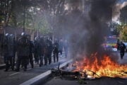 Islamici e rossi danno fuoco alla Francia