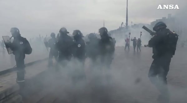 Francia, quasi 1.000 arresti durante le proteste: scontri e lacrimogeni