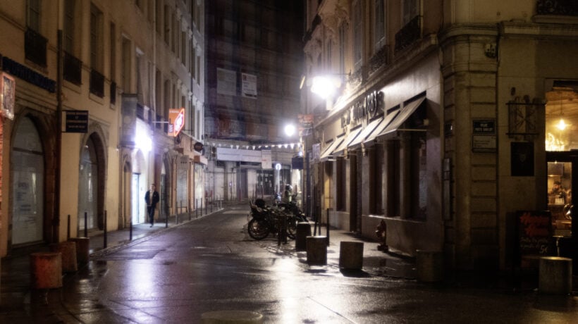 Mettendo le sue città in lockdown la Francia si sottomette ai barbari