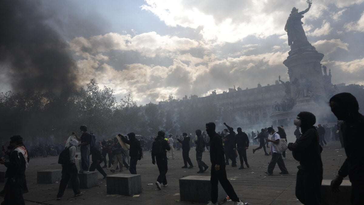 Disordini a Parigi, con scontri e danni durante le proteste