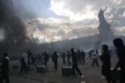 Francia nel caos, Macron impone il coprifuoco: stretta nelle città