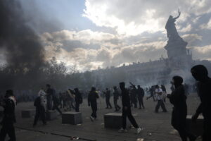 Disordini a Parigi, con scontri e danni durante le proteste