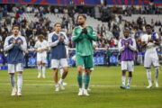 I giocatori dell’Italia salutano i tifosi dopo il pareggio contro la Francia allo Stade de France