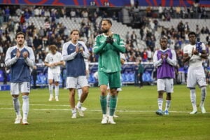 I giocatori dell’Italia salutano i tifosi dopo il pareggio contro la Francia allo Stade de France