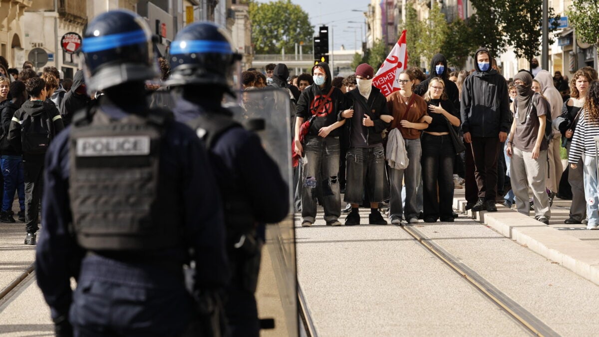 Studenti delle scuole superiori affrontano la polizia durante una protesta a Montpellier, in Francia