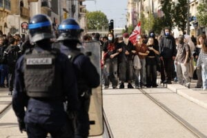 Studenti delle scuole superiori affrontano la polizia durante una protesta a Montpellier, in Francia