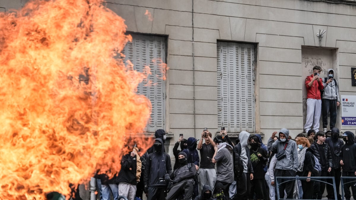 Francia: ancora caos Feriti 40 presidi. Il governo va giù duro «Paghino i genitori»