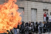 Francia: ancora caos Feriti 40 presidi. Il governo va giù duro «Paghino i genitori»