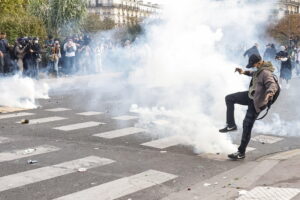 Francia, Lecornu coccola i rivoltosi