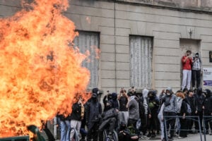 Francia: ancora caos Feriti 40 presidi. Il governo va giù duro «Paghino i genitori»