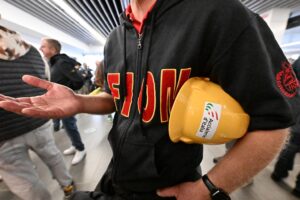 Cgil e Pd tornano in piazza a Milano, regalo «sospetto» a idioti e maranza