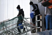 Migranti sbarcano dalla nave umanitaria Geo Barents nel porto di Salerno