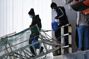 Migranti sbarcano dalla nave umanitaria Geo Barents nel porto di Salerno