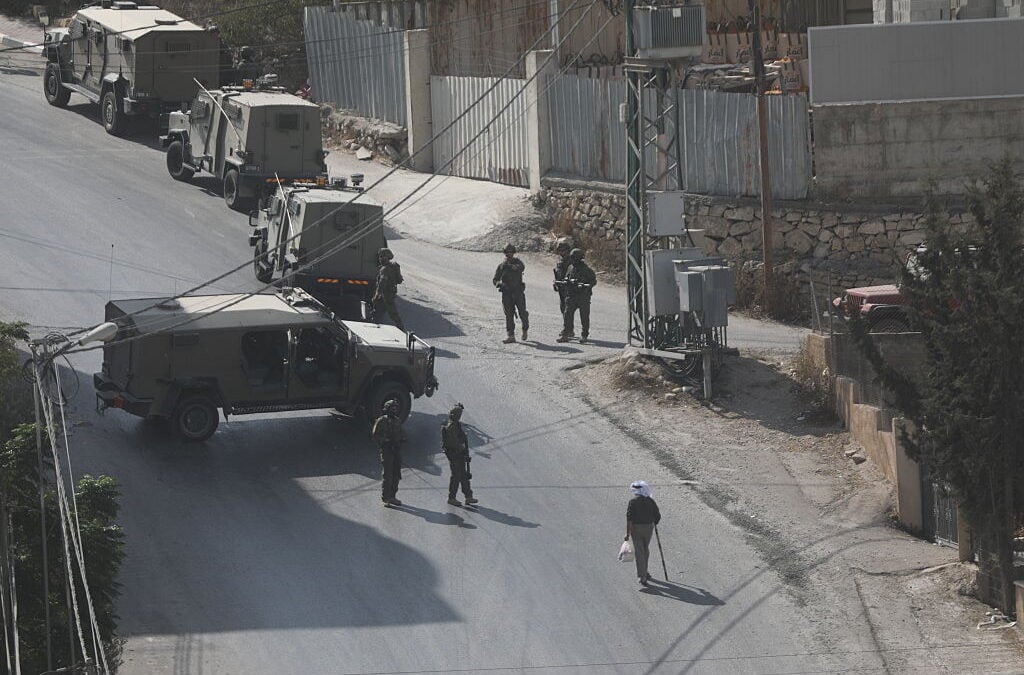 Mezzi corazzati israeliani durante un’operazione militare a Hebron, in Cisgiordania