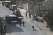 Mezzi corazzati israeliani durante un’operazione militare a Hebron, in Cisgiordania